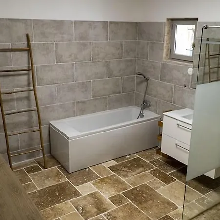 Rez De Climatise Renove, 90m2 Avec Parking Cassis